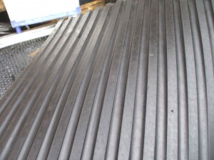 ruber-stable-mats-under-side-ribbed-300x225